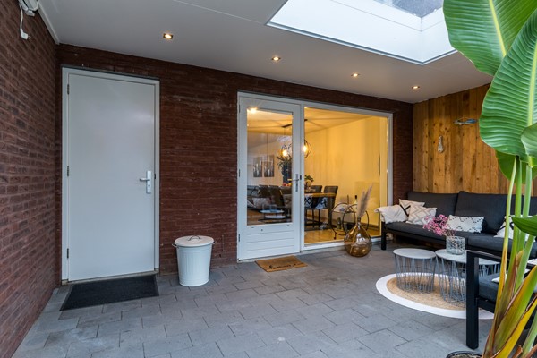 Foto - Te koop: Moderne instapklare drive-inwoning met garage, 3 slaapkamers, balkon met prachtig uitzicht en geheel bestraatte onderhoudsvriendelijke tuin met tuinkamer gelegen aan de rand van Heerlen.